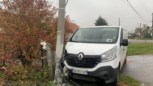 Une camionnette percute un pylône, une cinquantaine de foyers...